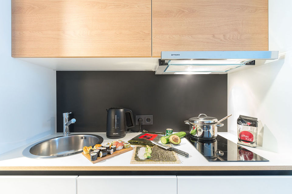 Serviced Apartment, Küche mit modernem Kochbereich in Berlin Karlshorst