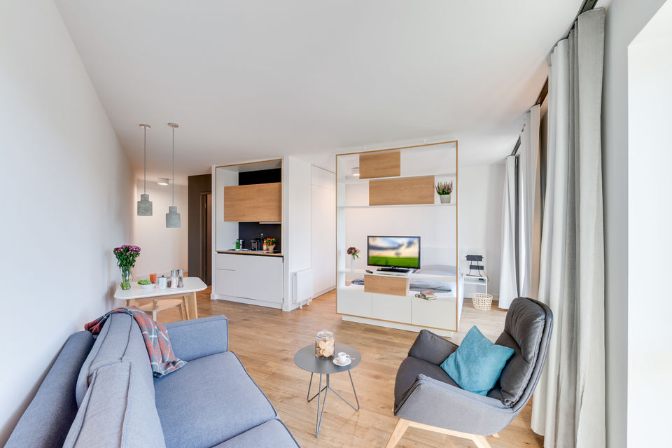 Serviced Apartment, Wohnzimmer mit offener Küche in Berlin Karlshorst