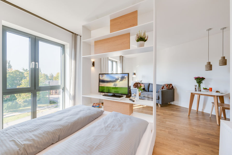 Serviced Apartment, Schlafzimmer mit integriertem Wohnbereich in Berlin Karlshorst