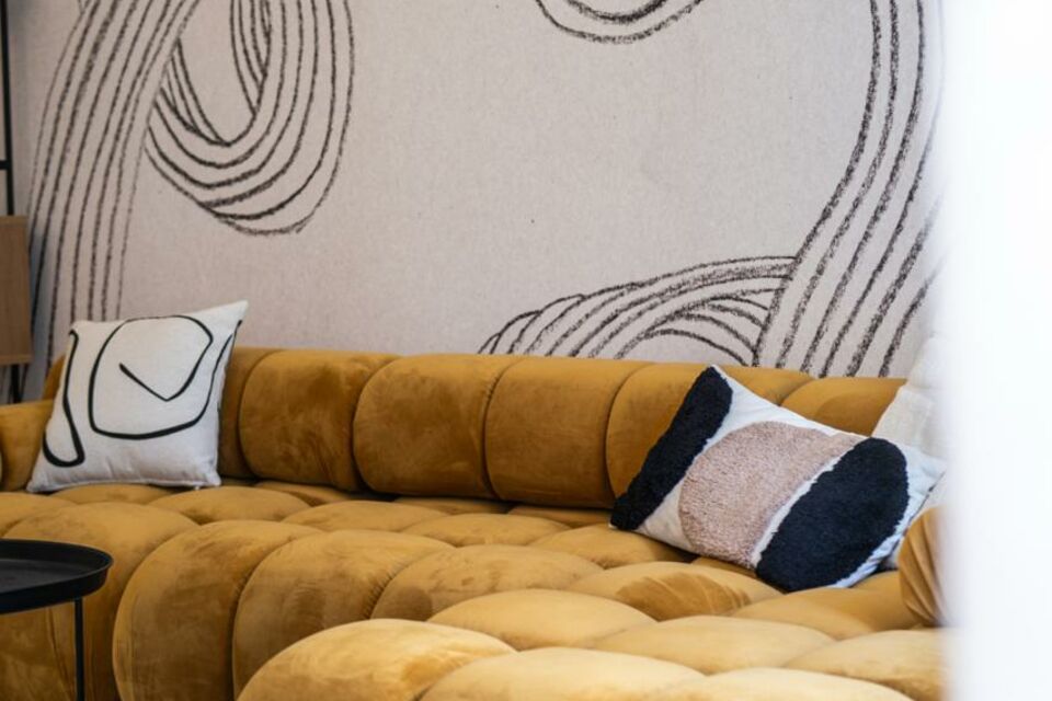 Möblierte Wohnung, Wohnzimmer mit strukturiertem Samt-Sofa in Berlin Mitte