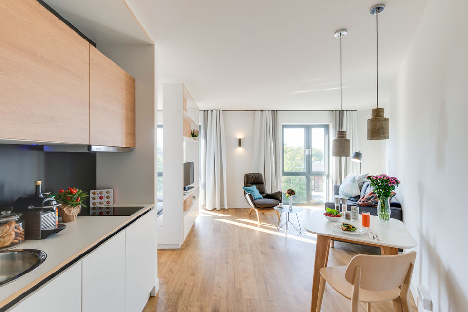 Serviced Apartment, Wohnzimmer mit offener Küche in Berlin Karlshorst