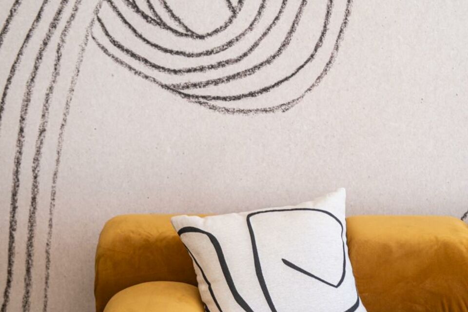 Möblierte Wohnung, Wohnzimmer mit geometrischen Wandmustern in Berlin Mitte