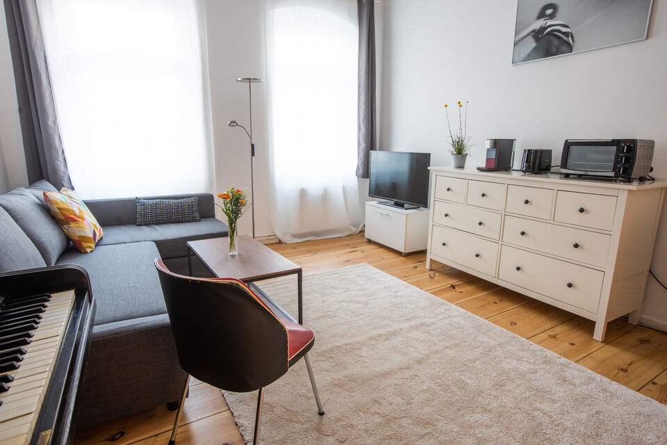 Möblierte Wohnung, Wohnzimmer mit Klavier in Berlin Kreuzberg