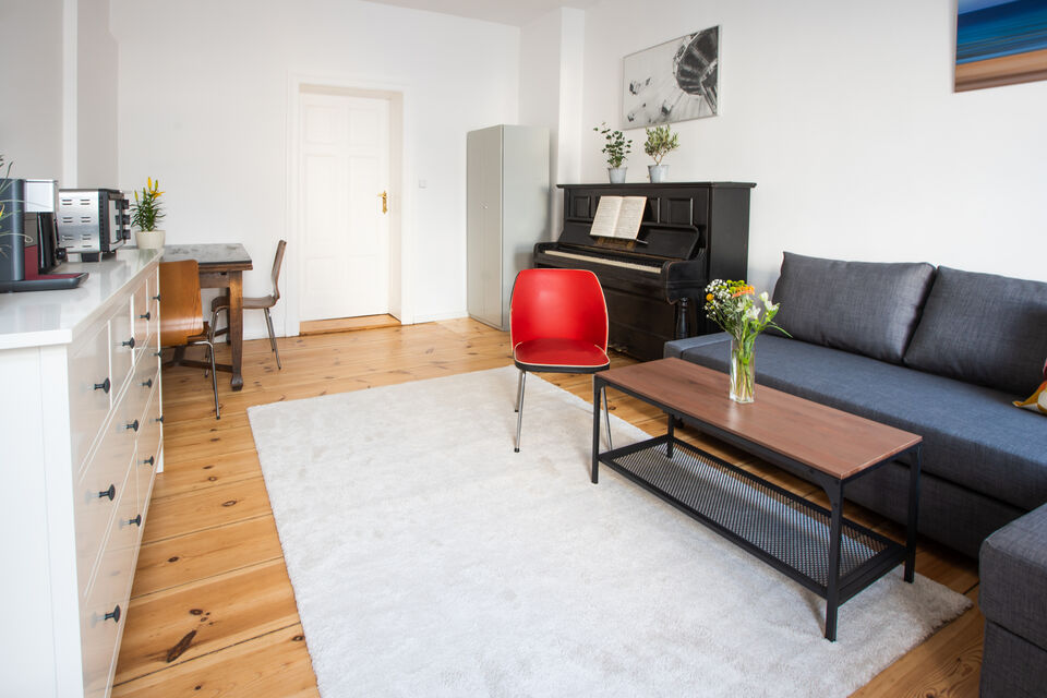 Möblierte Wohnung, Wohnzimmer mit Klavier in Berlin Kreuzberg