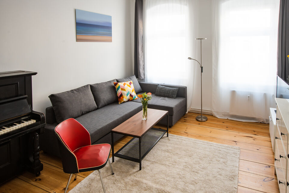 Möblierte Wohnung, Wohnzimmer mit Flügel in Berlin Kreuzberg