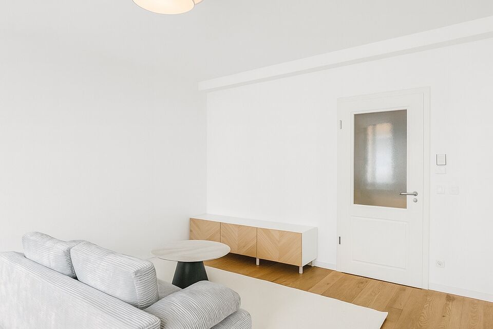 Möblierte Wohnung, Wohnzimmer mit heller Einrichtung in Leipzig Schleußig
