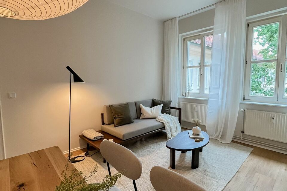 Möblierte Wohnung, Wohnzimmer mit Balkonzugang in Berlin Friedrichshain