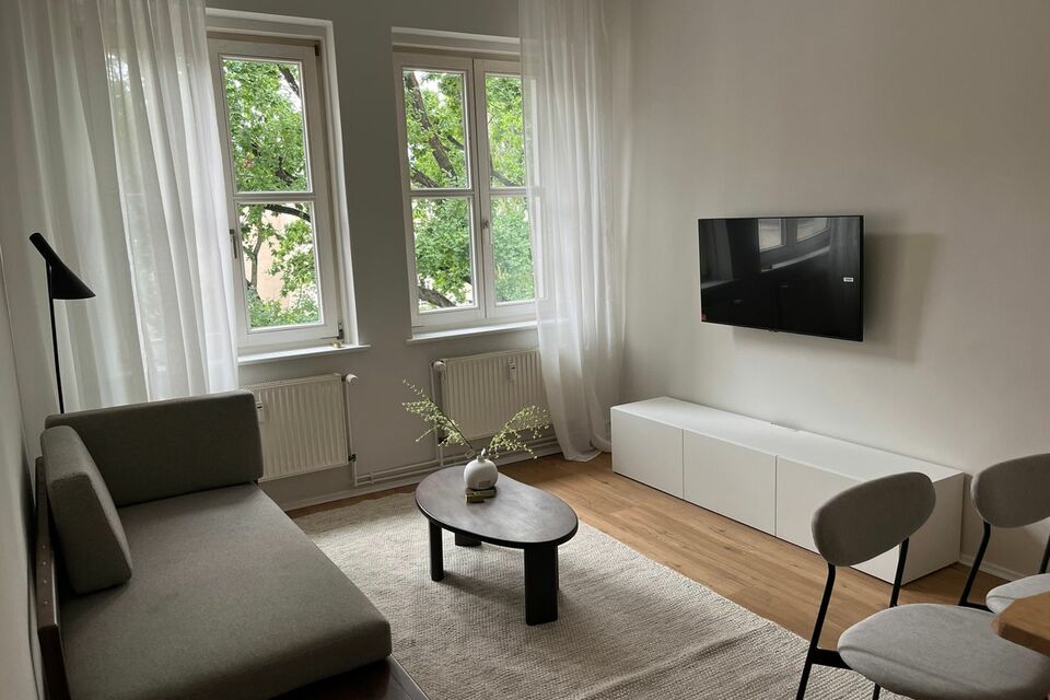 Möblierte Wohnung, Wohnzimmer mit Balkonzugang in Berlin Friedrichshain