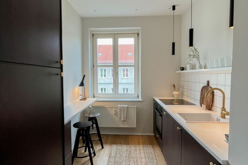 Möblierte Wohnung, Küche mit Fensterblick in Berlin Friedrichshain