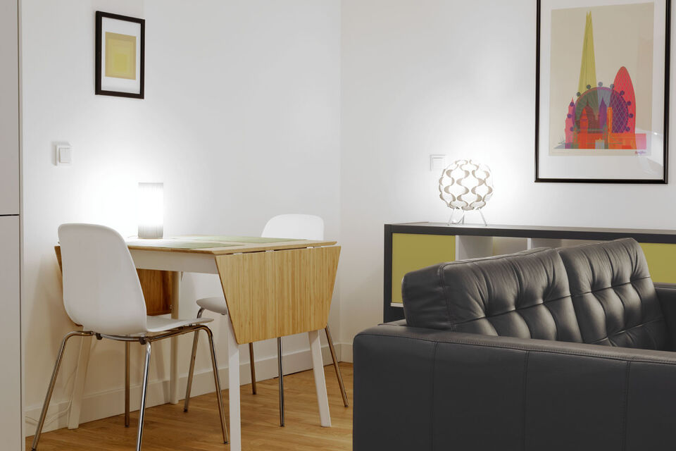 Möblierte Wohnung, Wohnzimmer mit schwarzem Ledersofa in Berlin Mitte