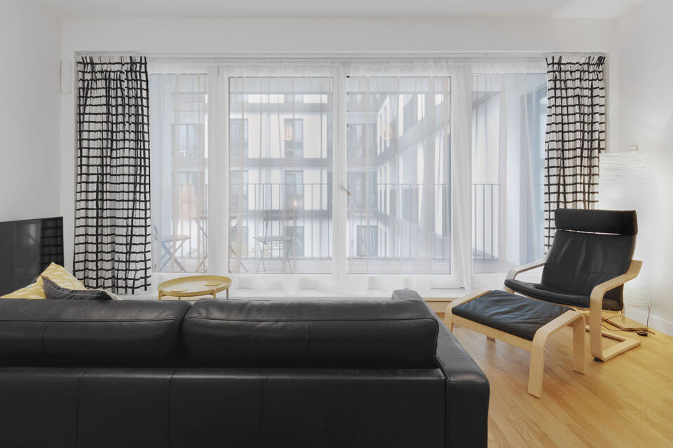 Möblierte Wohnung, Wohnzimmer mit Balkonblick in Berlin Mitte