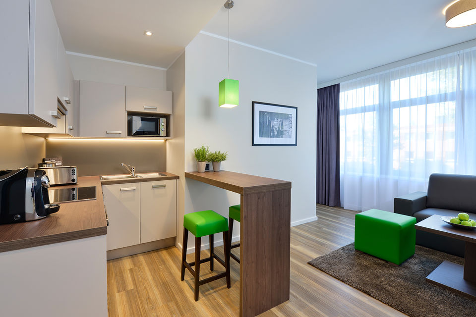 Serviced Apartment, Wohnzimmer mit offener Küche in Hamburg Groß Borstel