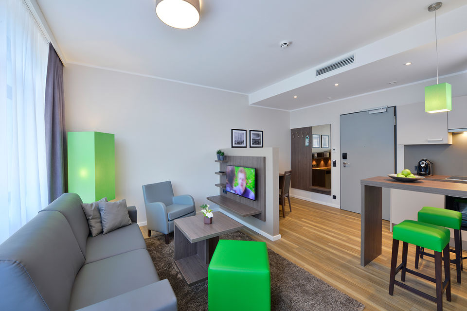 Serviced Apartment, Wohnzimmer mit grünen Akzenten in Hamburg Groß Borstel
