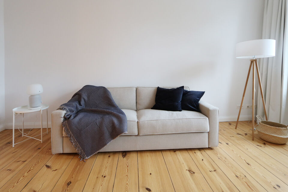 Furnished apartment, living room with wooden flooring in Berlin Mitte