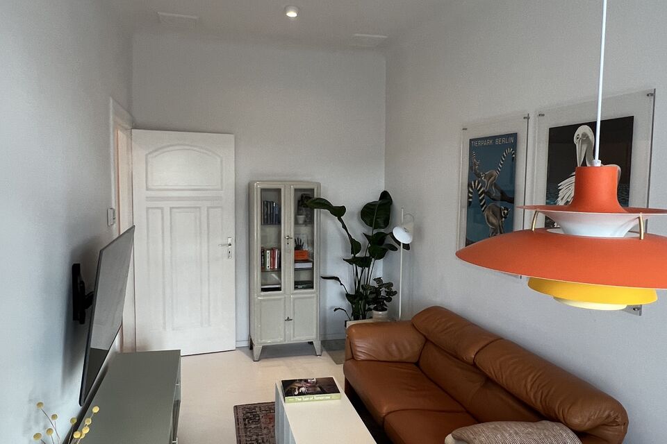 Möblierte Wohnung, Wohnzimmer mit Ledersofa in Berlin Neukölln