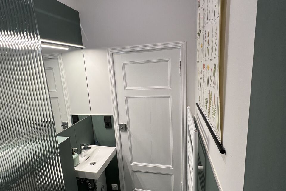 Möblierte Wohnung, Badezimmer mit Dusche in Berlin Neukölln