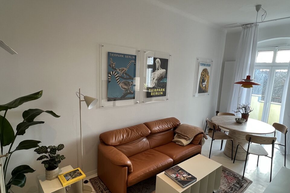 Möblierte Wohnung, Wohnzimmer mit Ledersofa in Berlin Neukölln