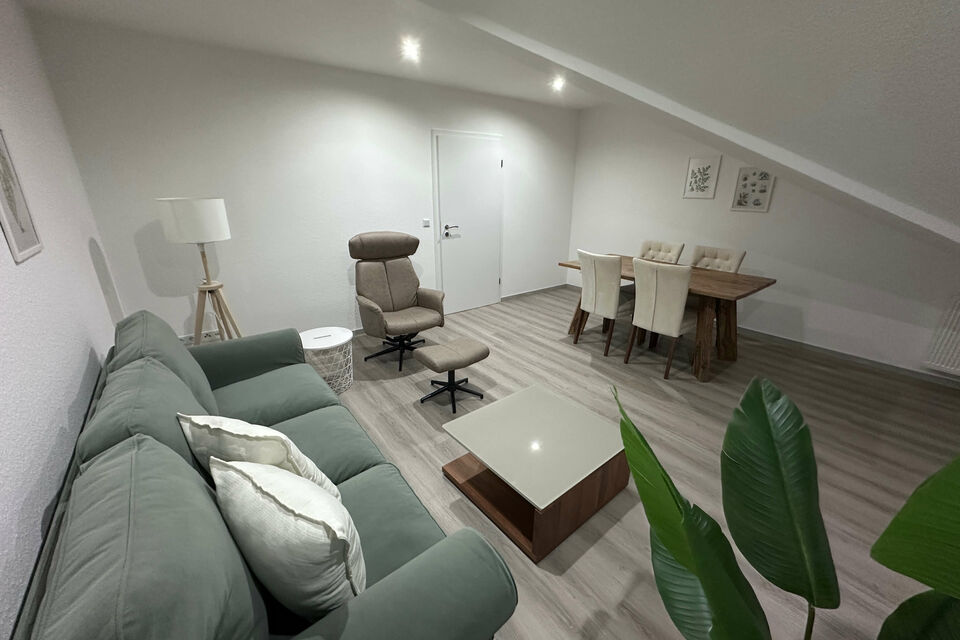 Möblierte Wohnung, Wohnzimmer mit moderner Einrichtung in Frankfurt Gallus