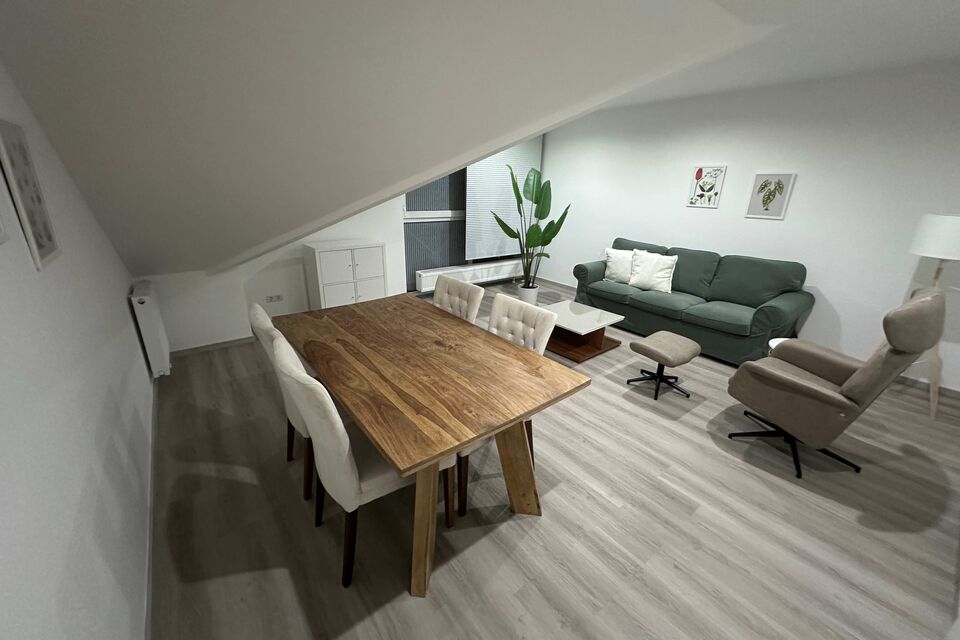 Möblierte Wohnung, Wohnzimmer mit Holzesstisch in Frankfurt Gallus