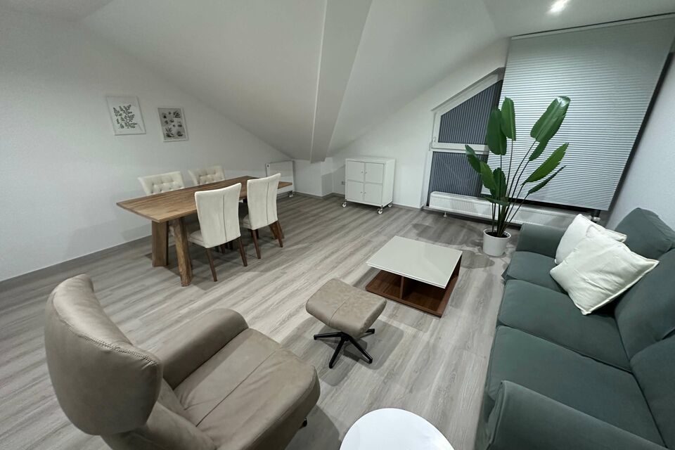Möblierte Wohnung, Wohnzimmer mit Holzdielen in Frankfurt Gallus