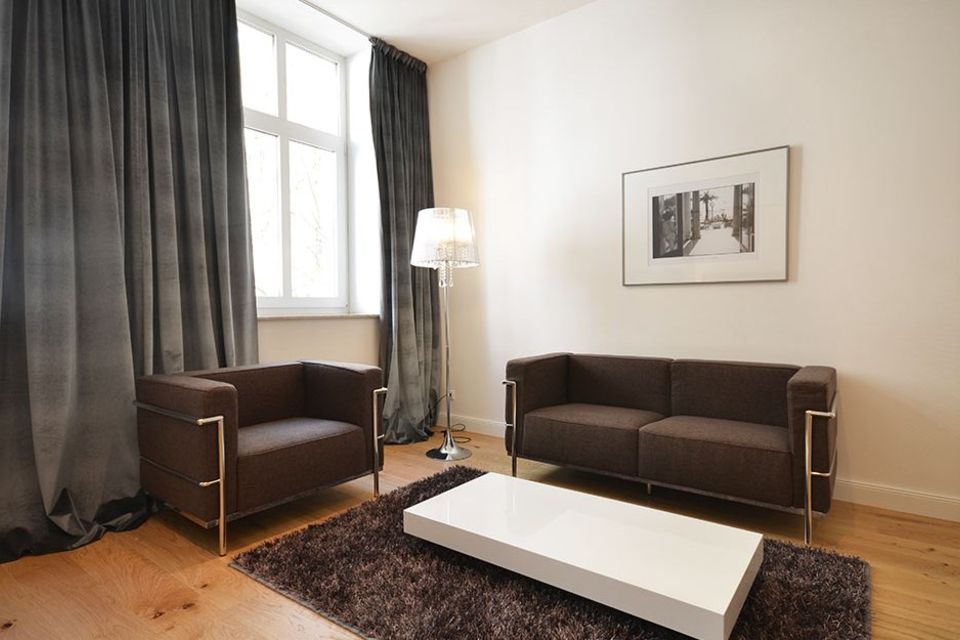Möblierte Wohnung, Wohnzimmer mit Designermöbeln in Frankfurt Sachsenhausen