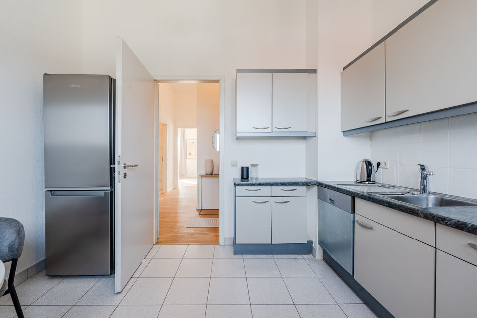 Möblierte Wohnung, Küche mit modernen Einbaugeräten in Berlin Treptow-Köpenick