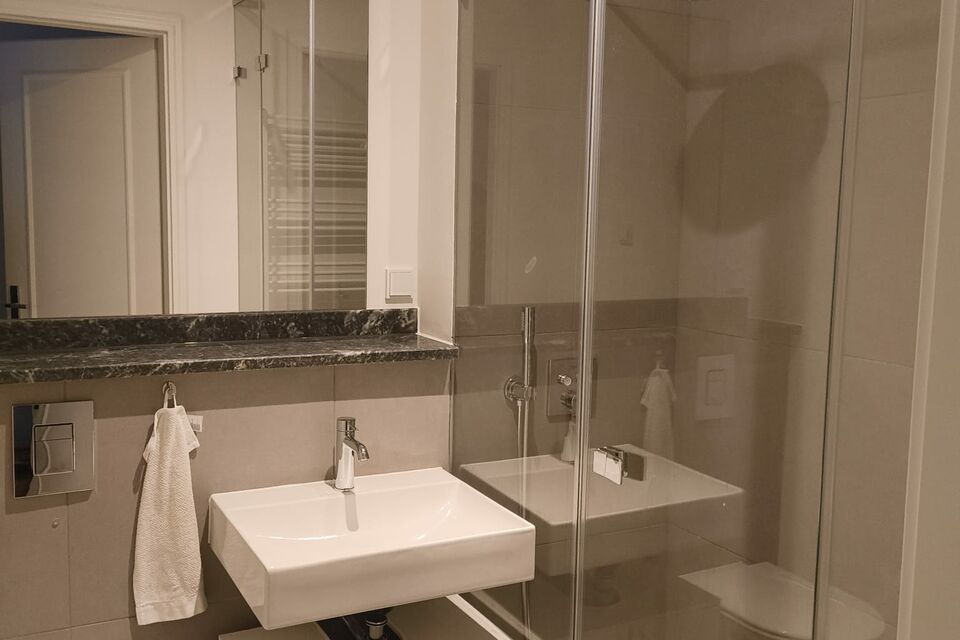 Möblierte Wohnung, Badezimmer 1 mit begehbarer Dusche in Berlin Schöneberg