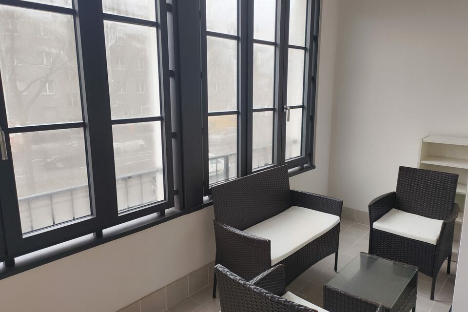 Möblierte Wohnung, Balkon mit Rattanmöbeln in Berlin Schöneberg