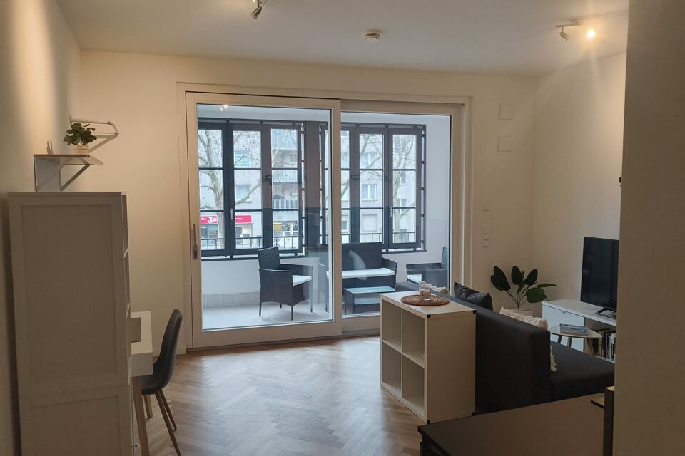 Möblierte Wohnung, Wohnzimmer mit Balkonzugang in Berlin Schöneberg
