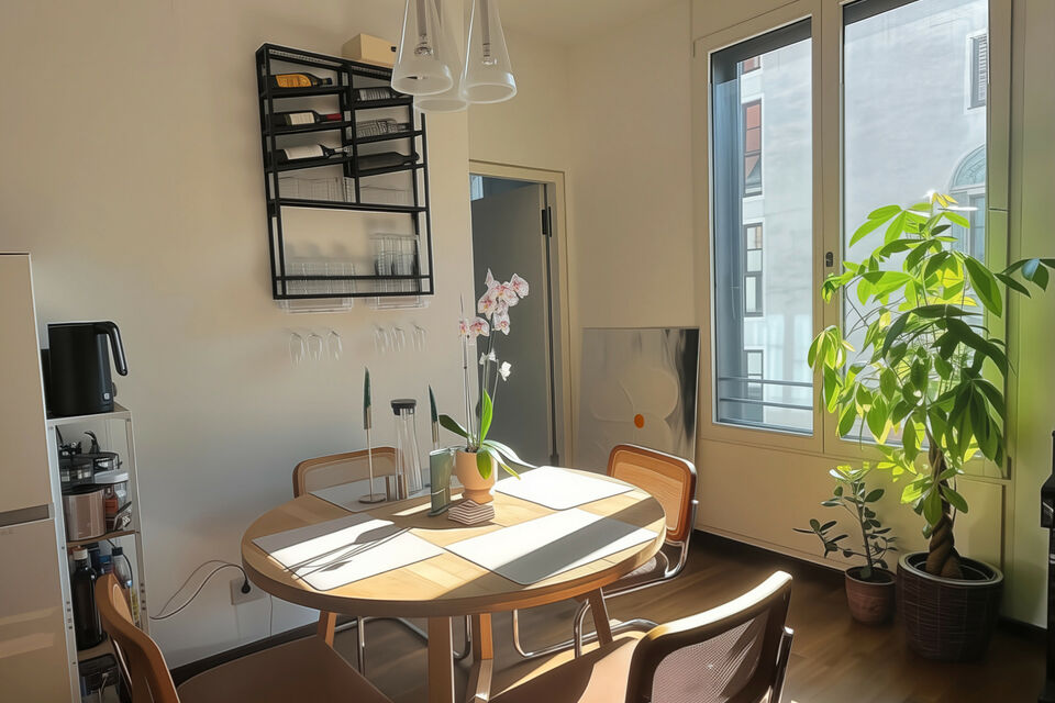 Möblierte Wohnung, Esszimmer mit Holztisch und Tageslicht in München Altstadt-Lehel