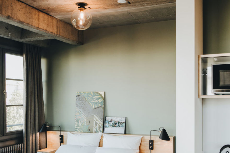 Serviced apartment, bedroom with concrete ceiling in Berlin Friedrichshain