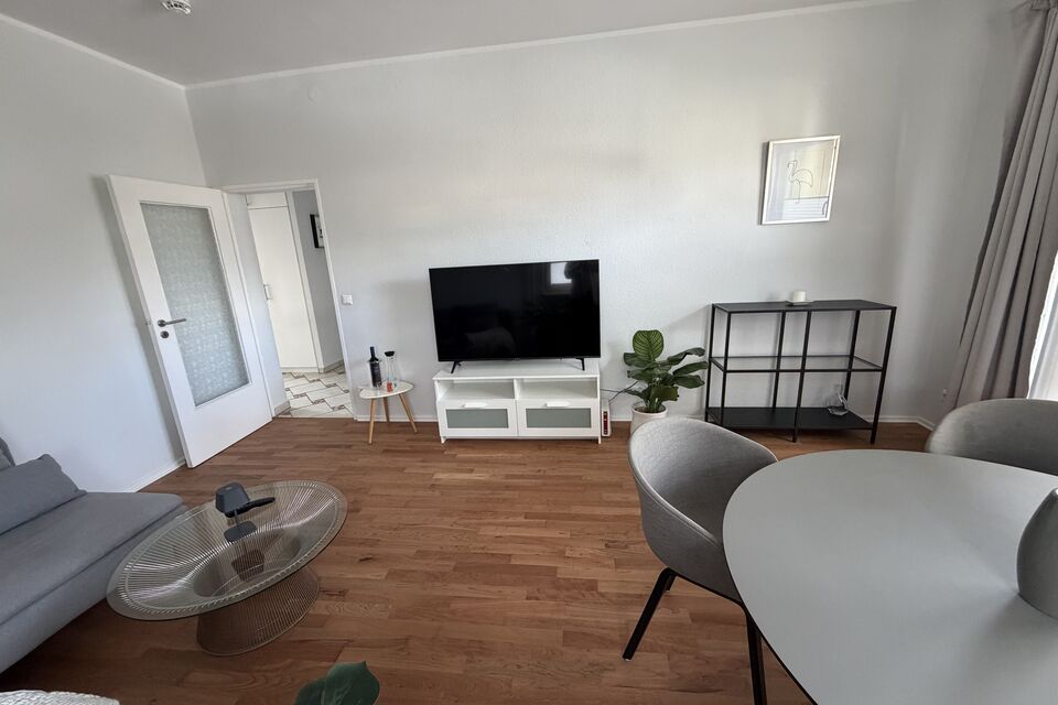 Möblierte Wohnung, Wohnzimmer mit Holzparkett in Berlin Lichterfelde