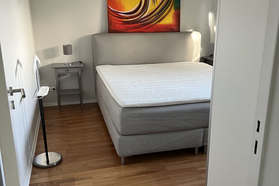 Möblierte Wohnung, Schlafzimmer 1 mit Boxspringbett in Berlin Lichterfelde