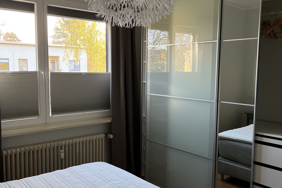 Möblierte Wohnung, Schlafzimmer 1 mit Schiebegarderobe in Berlin Lichterfelde