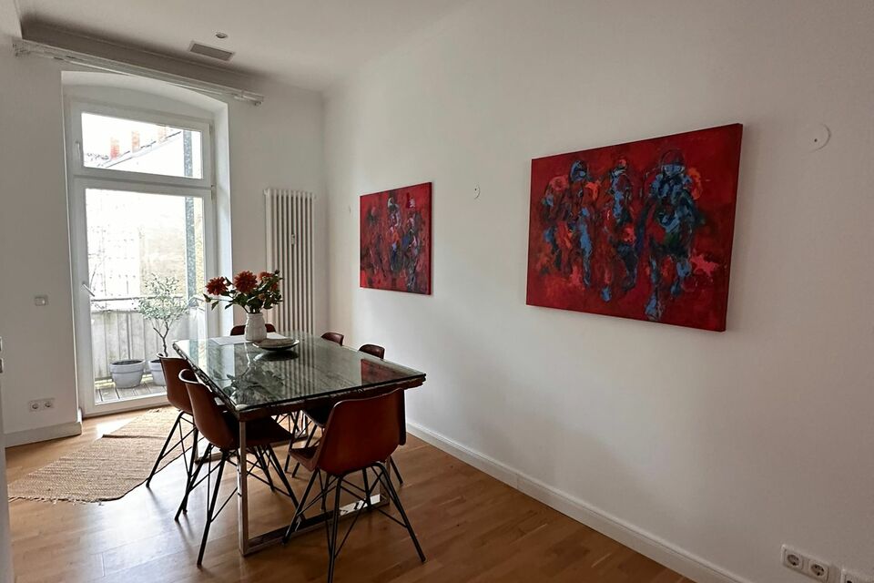 Möblierte Wohnung, Esszimmer mit Balkonzugang in Berlin Mitte