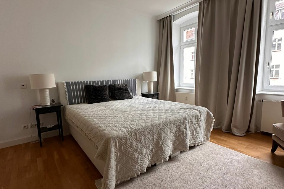 Möblierte Wohnung, Schlafzimmer 1 mit Holzparkett in Berlin Mitte
