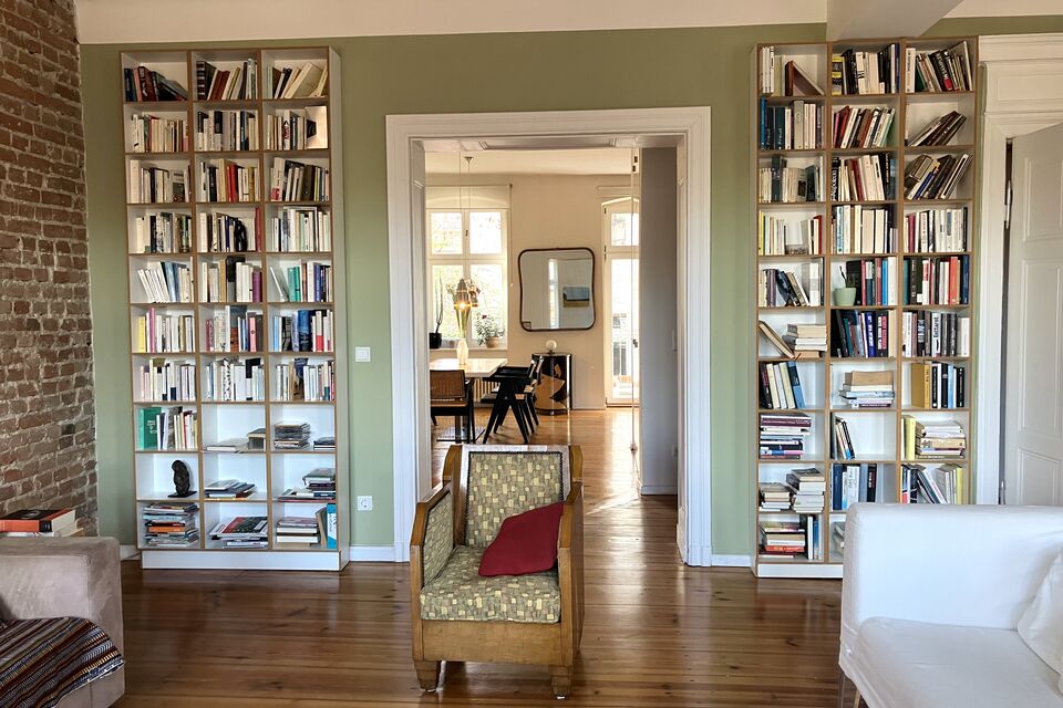 Furnished apartment, living room with built-in bookshelves in Berlin Mitte