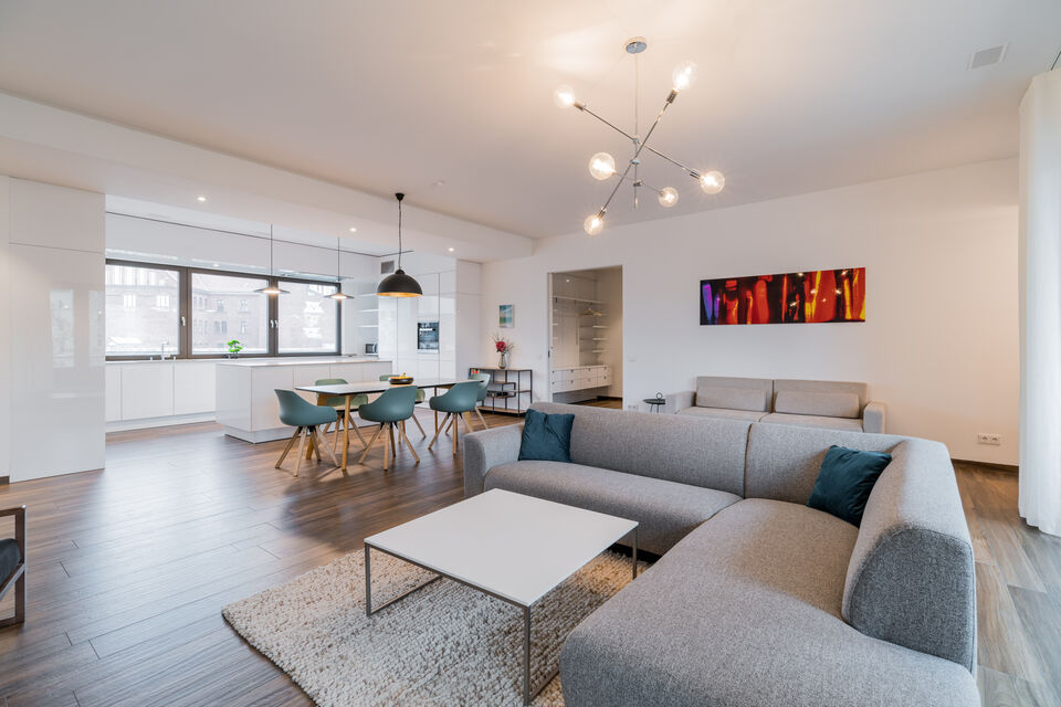 Möblierte Wohnung, Wohnzimmer mit moderner Eckcouch in Berlin Mitte