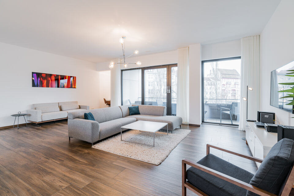 Möblierte Wohnung, Wohnzimmer mit Balkonzugang in Berlin Mitte
