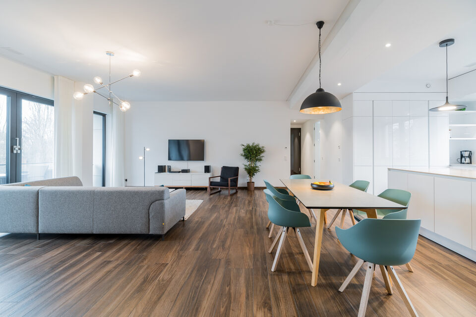 Möblierte Wohnung, Wohnzimmer mit Holzparkett in Berlin Mitte