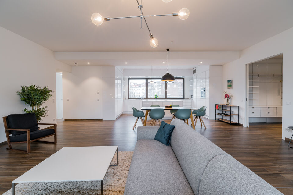 Möblierte Wohnung, Wohnzimmer mit Eichenparkett in Berlin Mitte