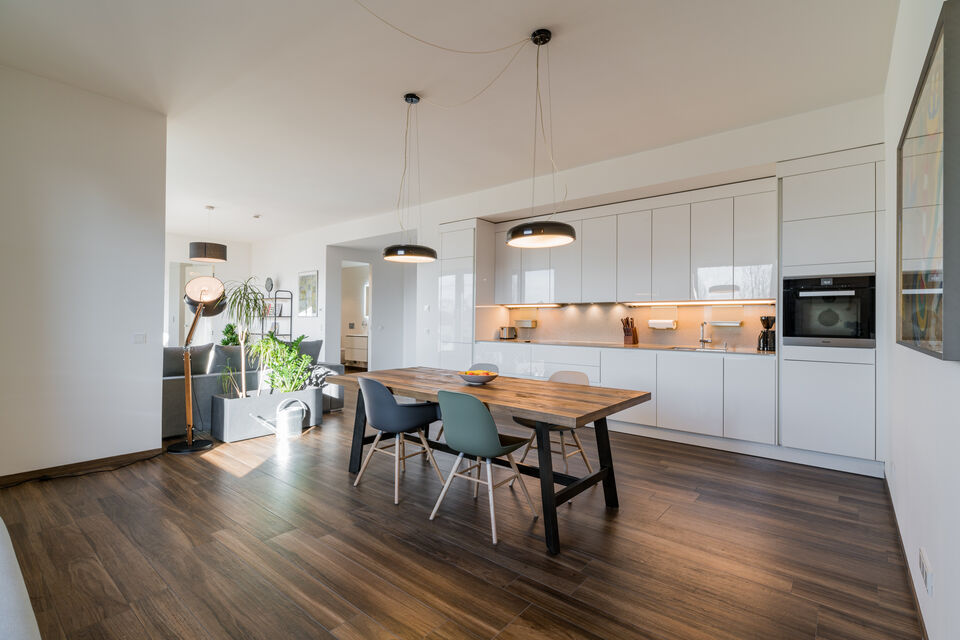 Furnished apartment, kitchen with wooden dining table in Berlin Mitte