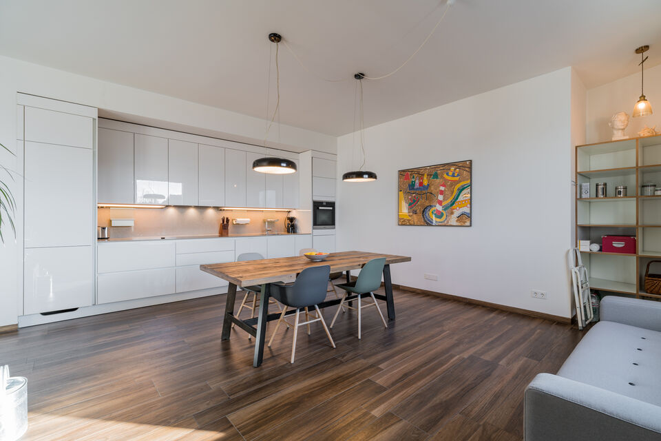 Furnished apartment, kitchen with wooden dining table in Berlin Mitte
