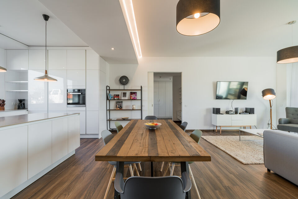 Möblierte Wohnung, Wohnzimmer mit Holzesstisch in Berlin Mitte