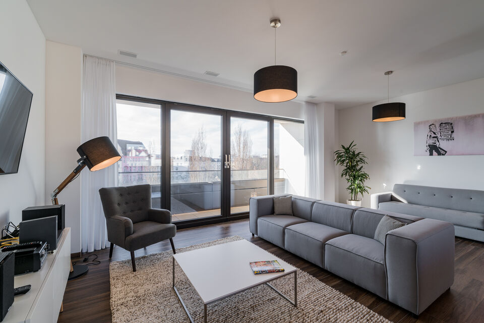 Möblierte Wohnung, Wohnzimmer mit Panoramafenstern in Berlin Mitte