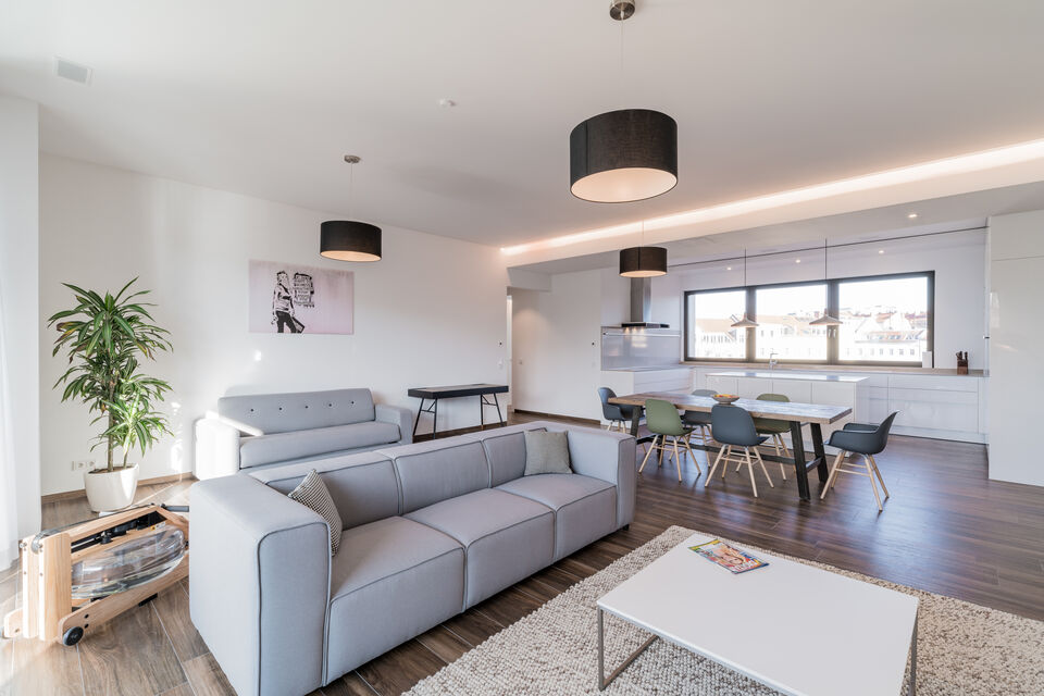 Möblierte Wohnung, Wohnzimmer mit modularem Sofa in Berlin Mitte