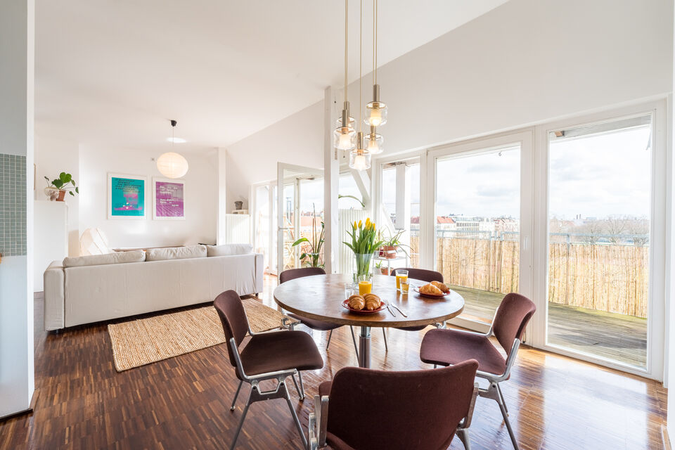 Möblierte Wohnung, Wohnzimmer mit Panoramafenstern in Berlin Prenzlauer Berg