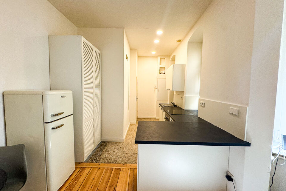 Furnished apartment, kitchen with black countertop in Berlin Charlottenburg