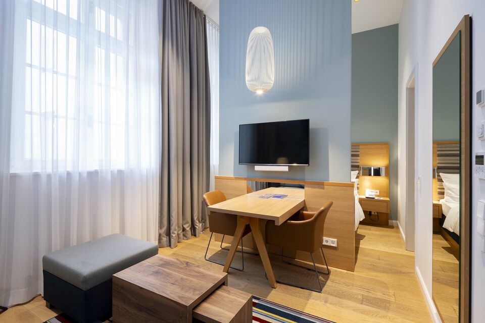 Serviced apartment, living room with wooden flooring in Düsseldorf Altstadt