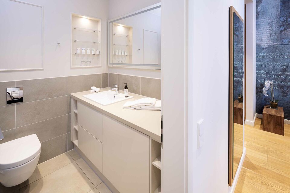 Serviced apartment, bathroom 1 with double vanity in Düsseldorf Altstadt